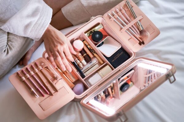 Portable make case with integrated light